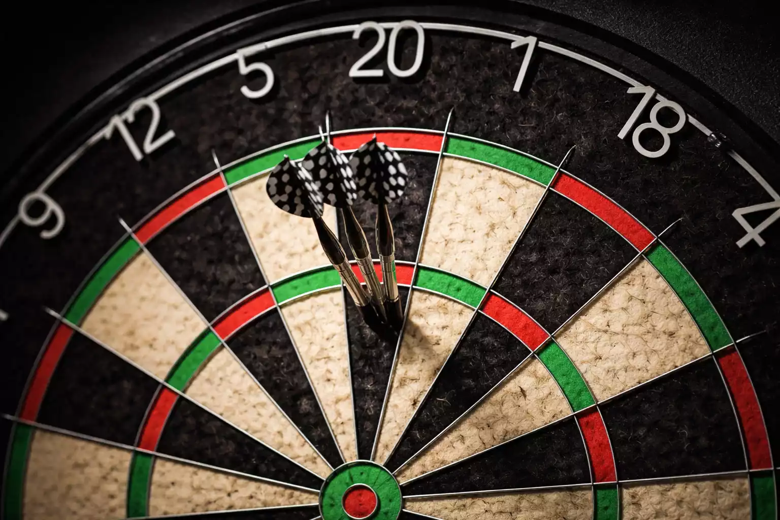 Close-up van dartbord met triple 20 en dubbel velden gemarkeerd