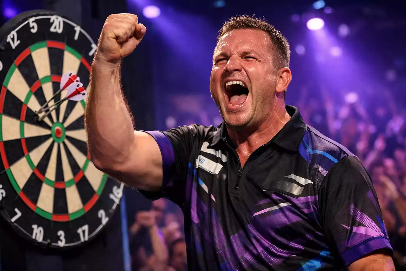 Dartspeler viert gewonnen leg met gebalde vuist