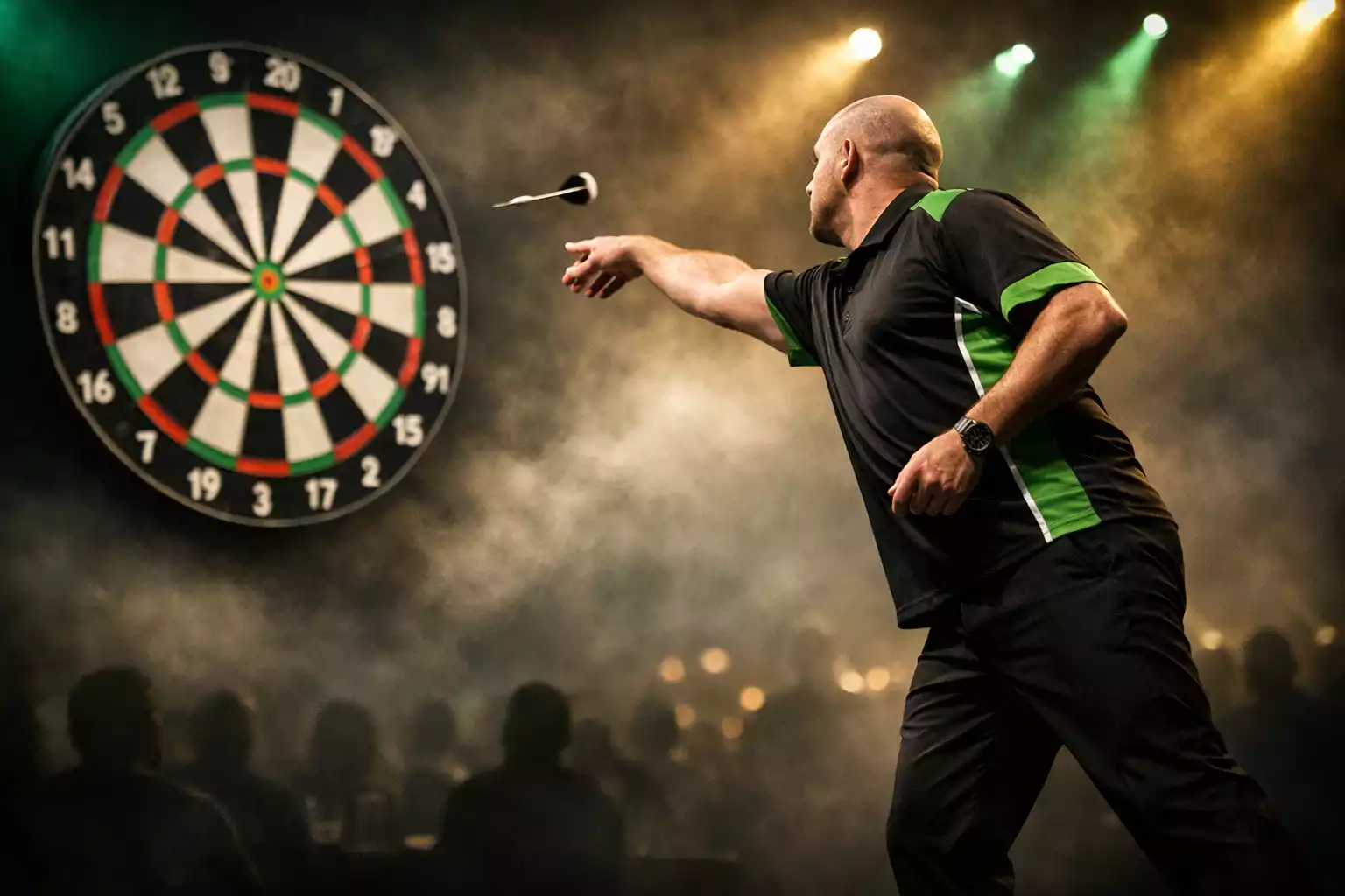 Dartspeler gooit pijltje naar dartbord in sfeervolle wedstrijdomgeving